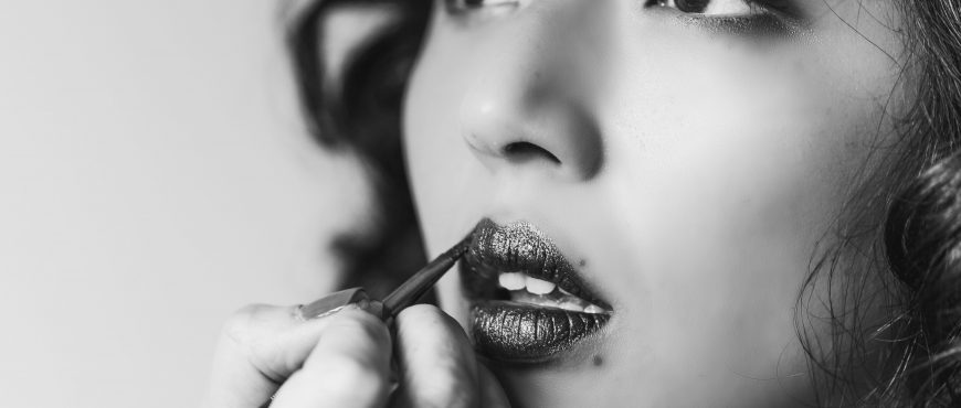lip-gloss-in-black-and-white_4460x4460