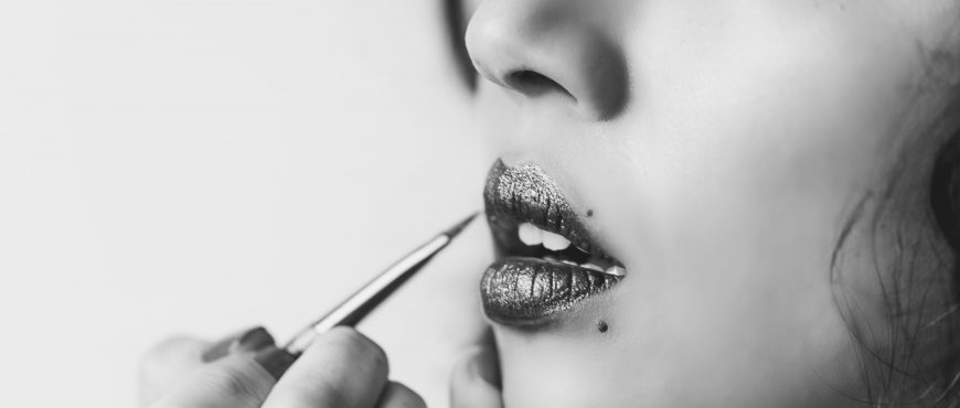 shiny-lipstick-in-black-and-white_4460x4460